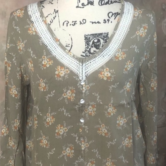 HIPPIE ROSE MEDIUM OLIVE GREEN FLORAL BUTTON FRONT TOP - Picture 5 of 6